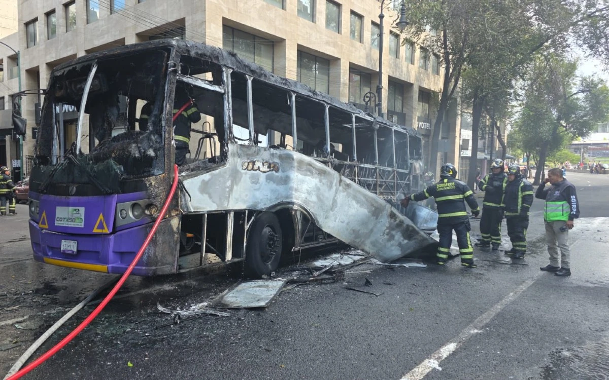 Se incendia autobús en pleno Centro de la Ciudad de México
