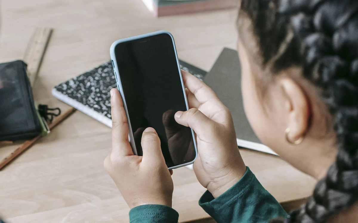 El uso del teléfono celular antes de los 13 años compromete la salud mental: estudio