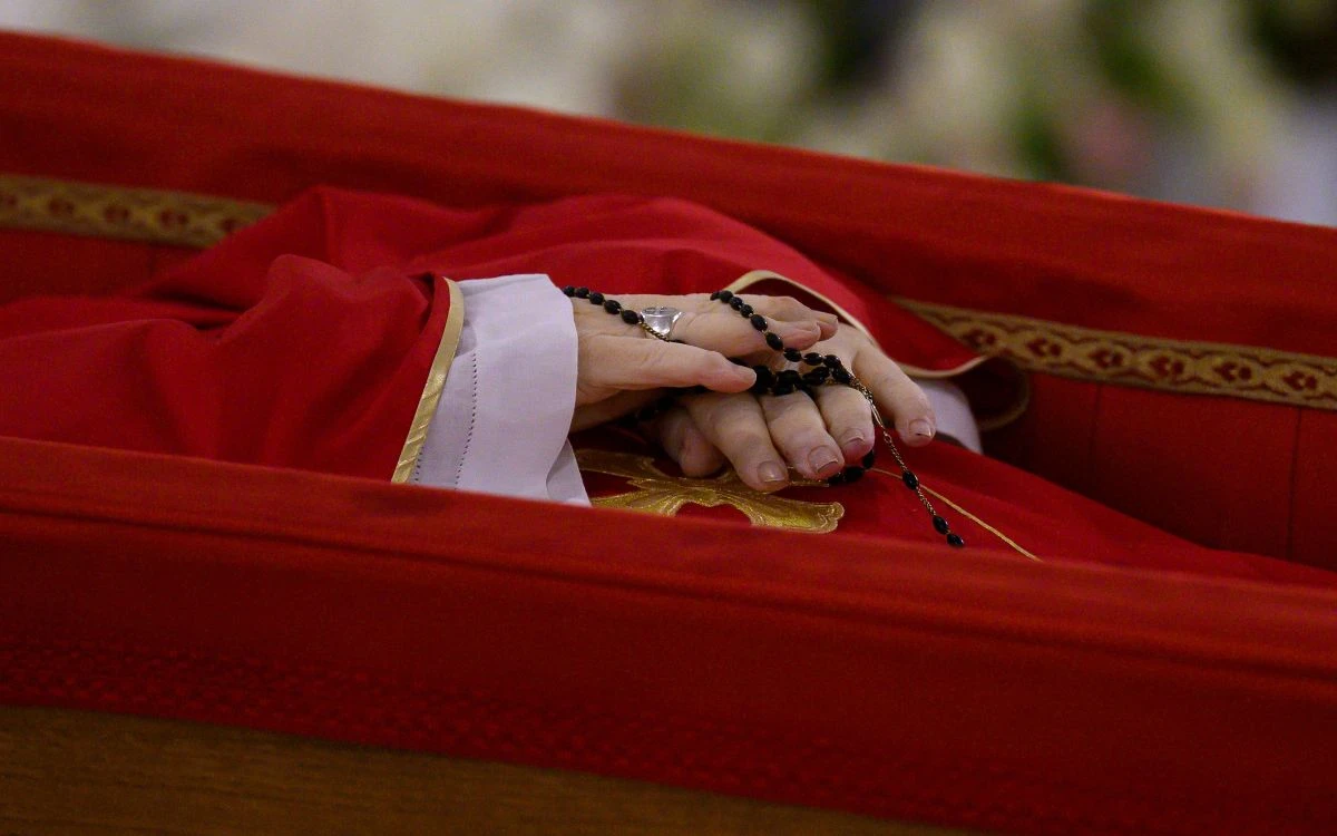 Difunden las primeras imágenes del papa Francisco en el féretro | Video