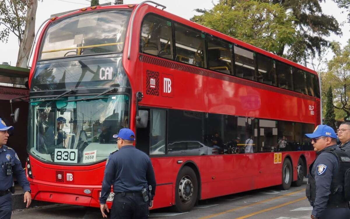 Muere adulta mayor tras caer de escaleras en el Metrobús | CDMX