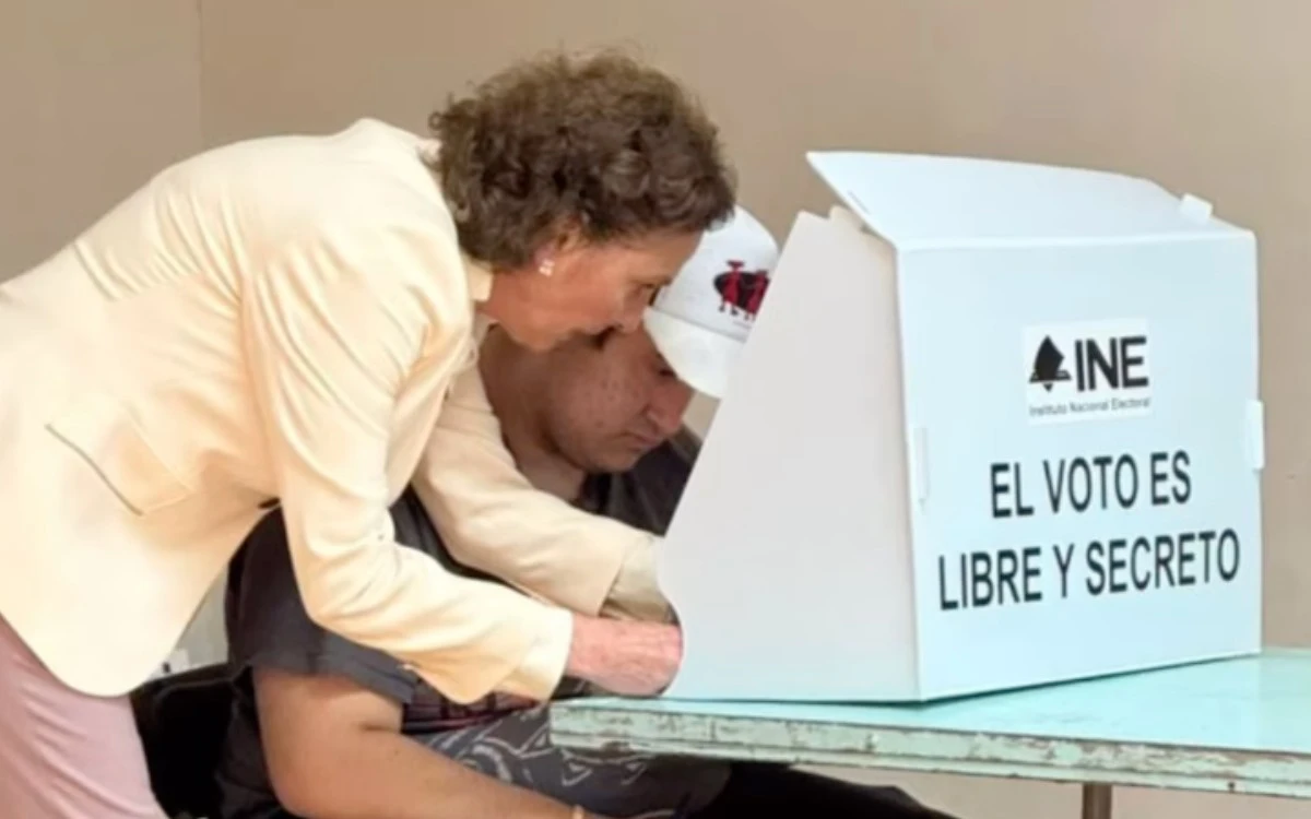 Vota Jesús Ernesto, hijo menor de AMLO, por primera vez
