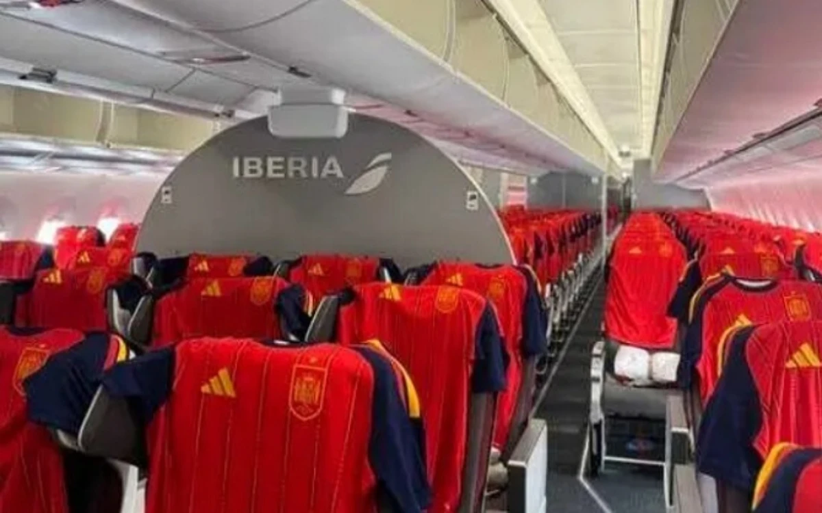 Regala aerolínea española nueva playera de La Roja en vuelo a CDMX | Video