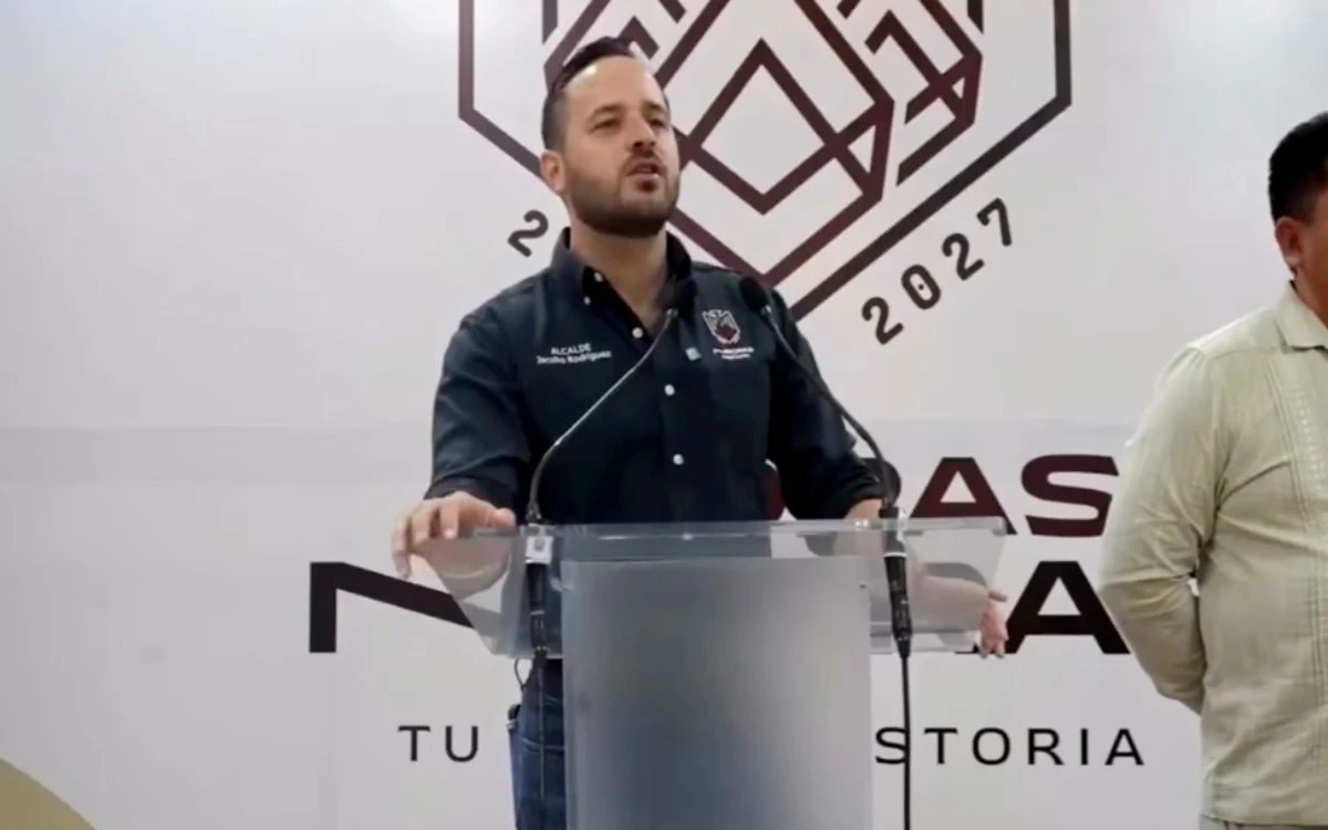 Alcalde morenista se enfrenta a periodista y evita responder antidoping