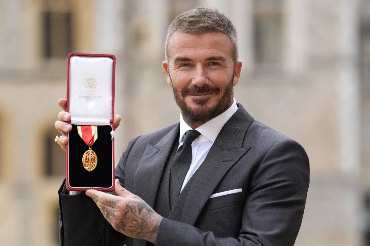 David Beckham es coronado caballero por el rey Carlos III