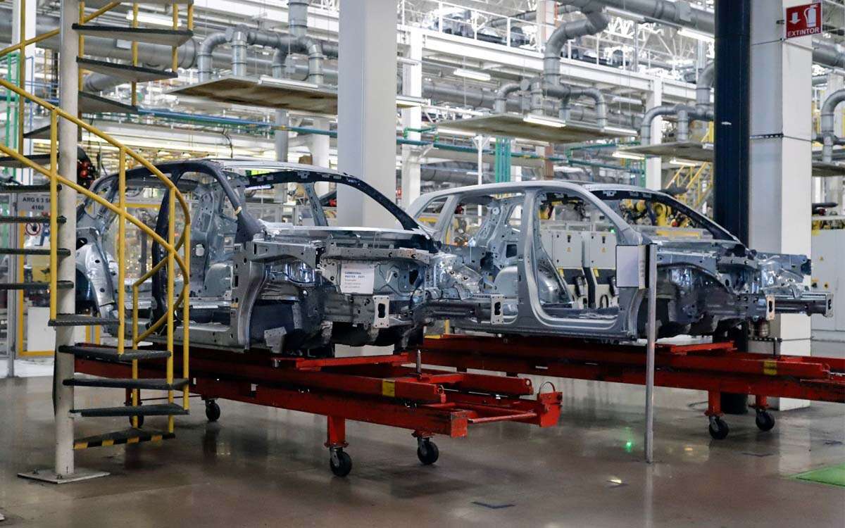 Fabricantes de autos se preparan ante posibilidad de aranceles de EU a México: Fitch