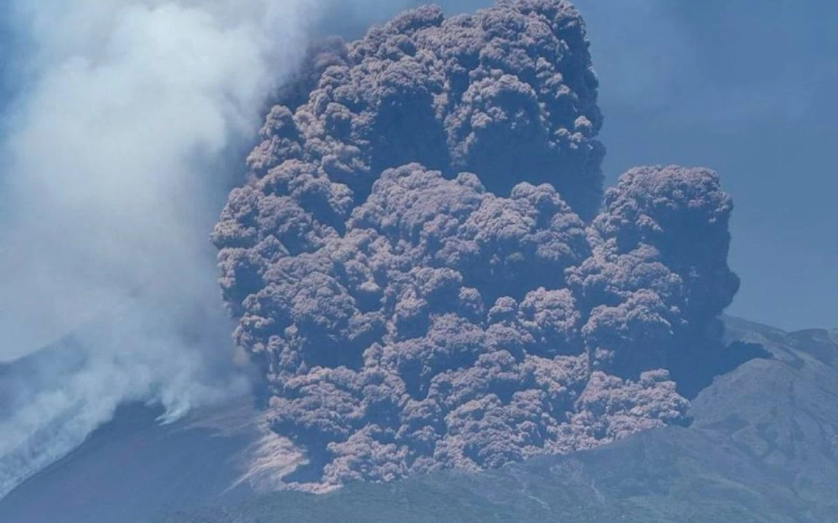 Una violenta erupción en el Etna provoca una columna de humo de más de 5,000 metros de altura