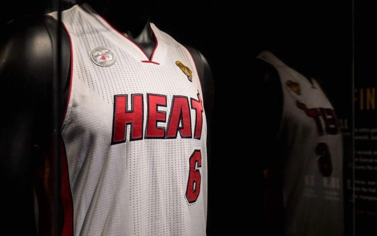 NBA: Ex empleado de Heat se declara culpable por robar 400 camisetas