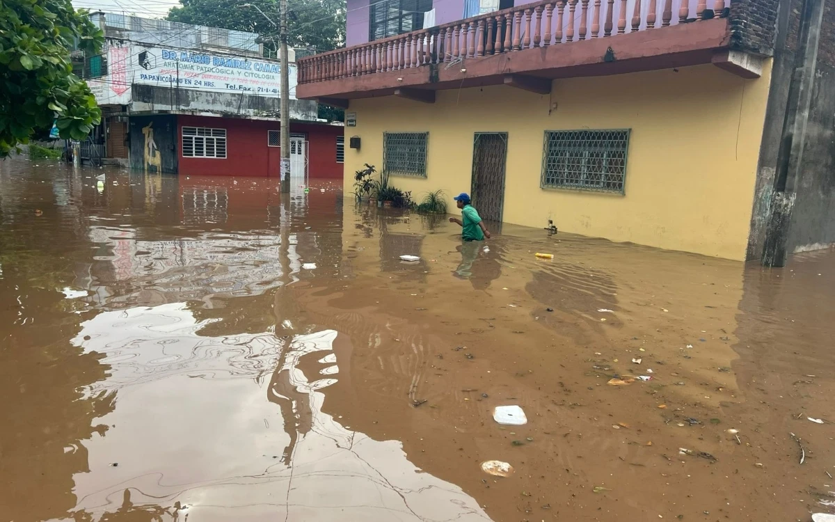 Huracán Erick desborda el río Los Perros en Juchitán, Oaxaca