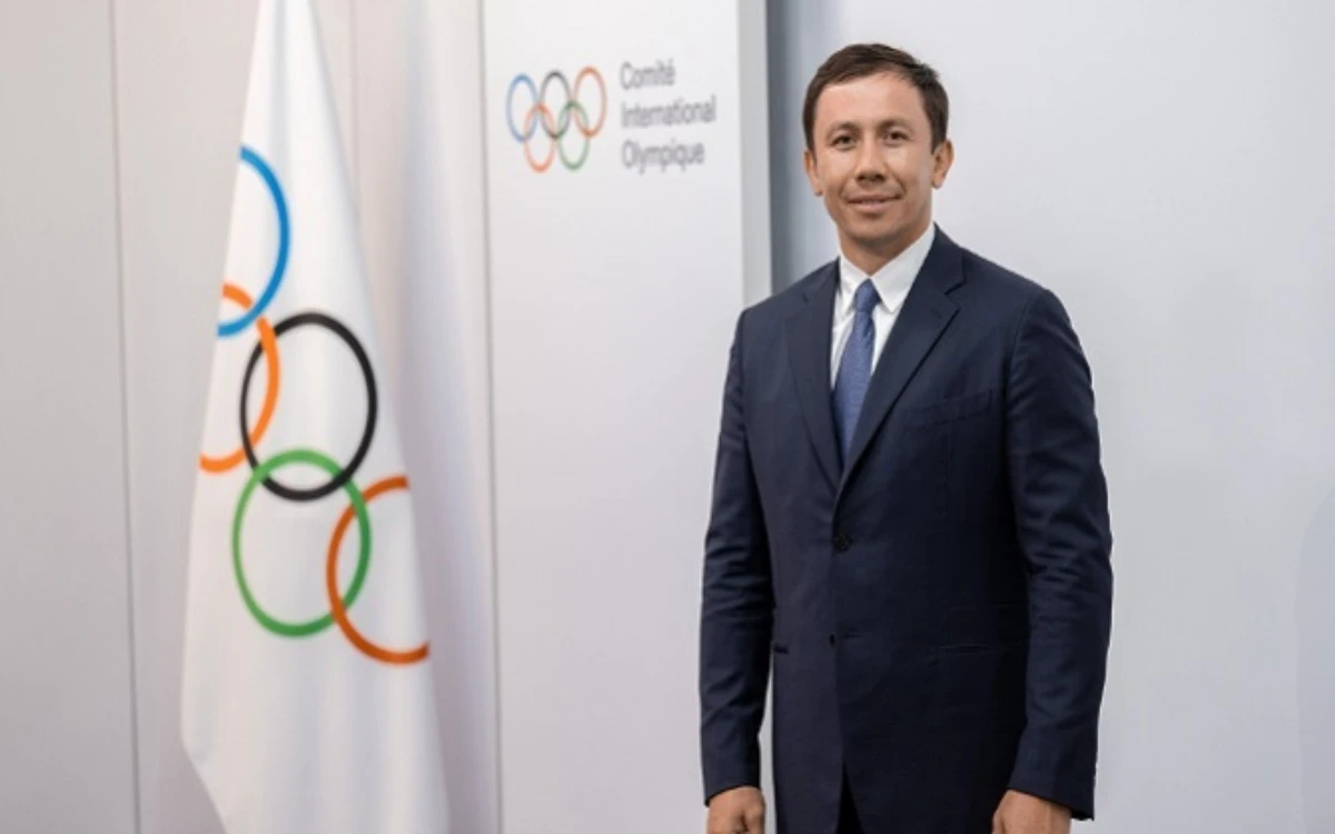 Gennadiy Golovkin levanta la mano para presidir World Boxing