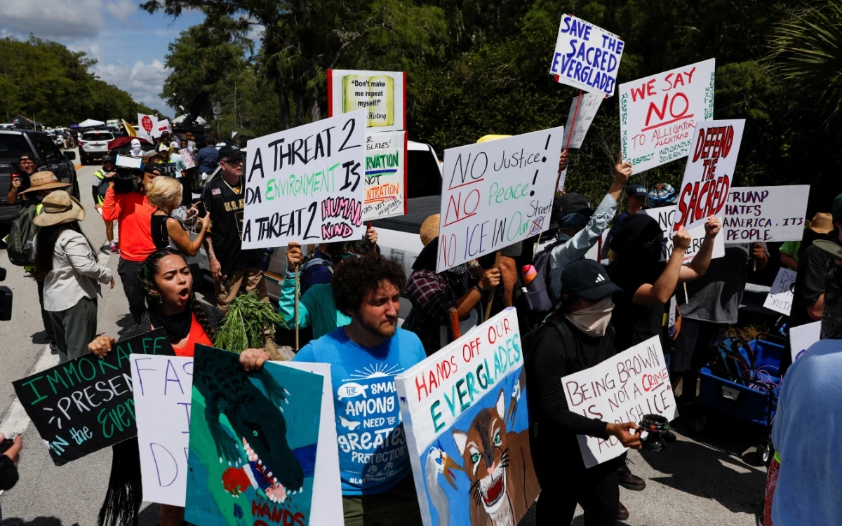 Protestas reciben a Trump durante su visita al centro Alligator Alcatraz para migrantes