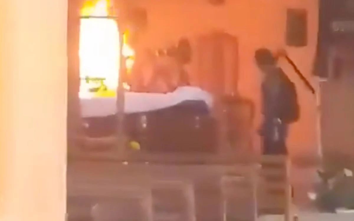 Hombre con machete en mano incendia altar principal de iglesia en Veracruz | Video