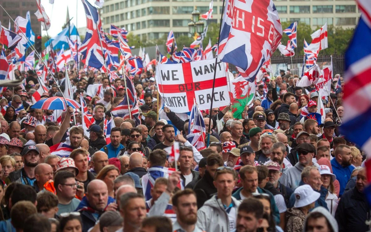 Más de 100 mil personas participan en marcha de extrema derecha en Londres contra la inmigración