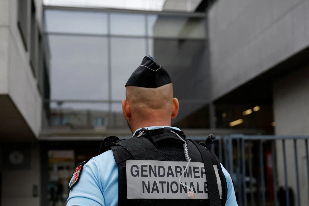 Alumno fascinado con “ideologías nazis” apuñala a su profesora en Francia