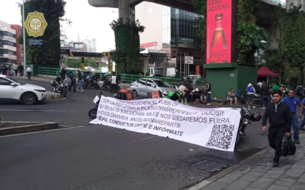 Repartidores de aplicación se manifiestan y bloquean Paseo de la Reforma, Circuito Interior y Periférico