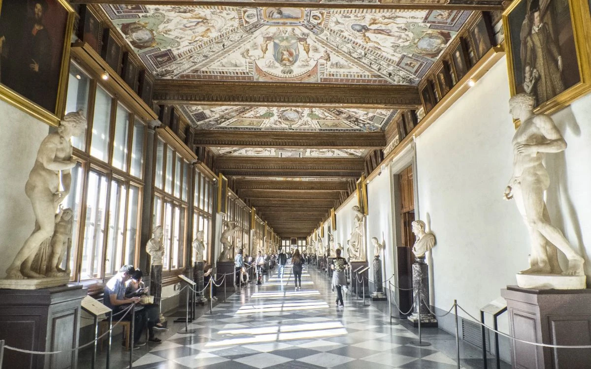 Turista daña un cuadro en los Uffizi de Florencia por hacerse una ‘selfie’