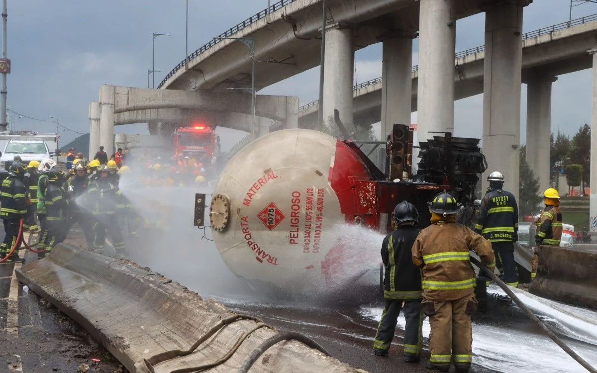 Ni baches ni falla en pipa; conductor tomó curva a 46 km/h: fiscal CDMX