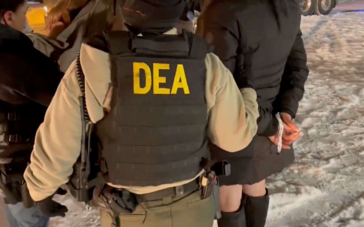 DEA catea antro improvisado y detiene a 50 indocumentados