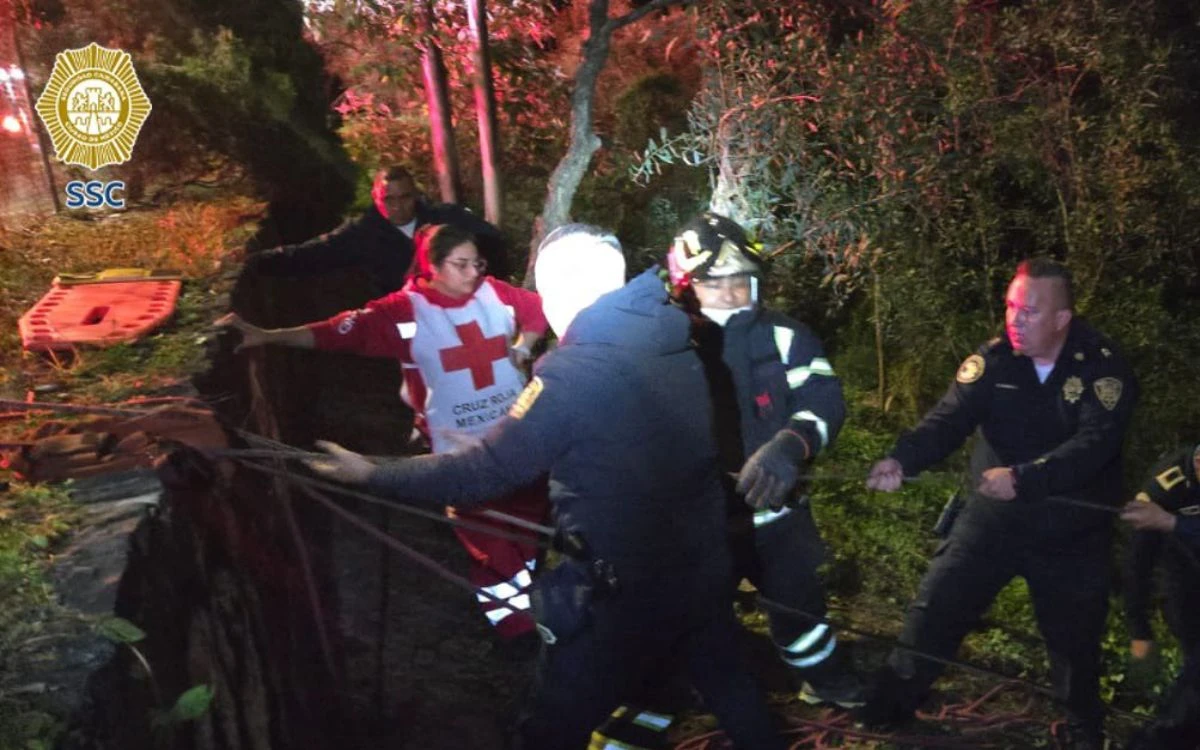 Rescatan a cuatro jóvenes que cayeron a un barranco en Chapultepec