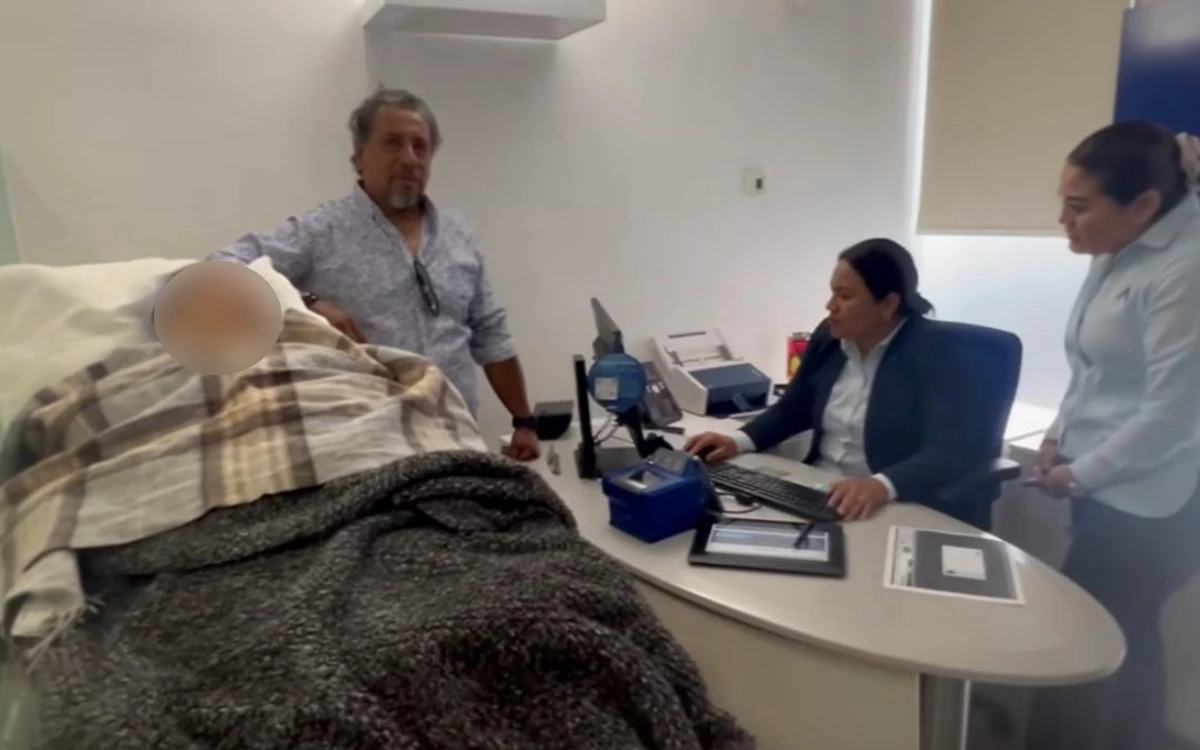 Video | Banco obliga a abuela de 96 años a ir en camilla a sucursal en Oaxaca