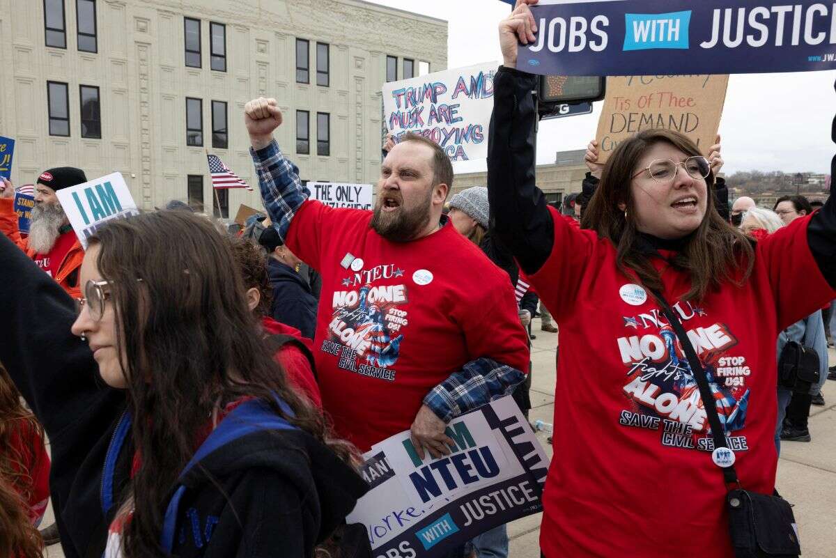 Gobierno de Trump readmite a 24,500 trabajadores despedidos