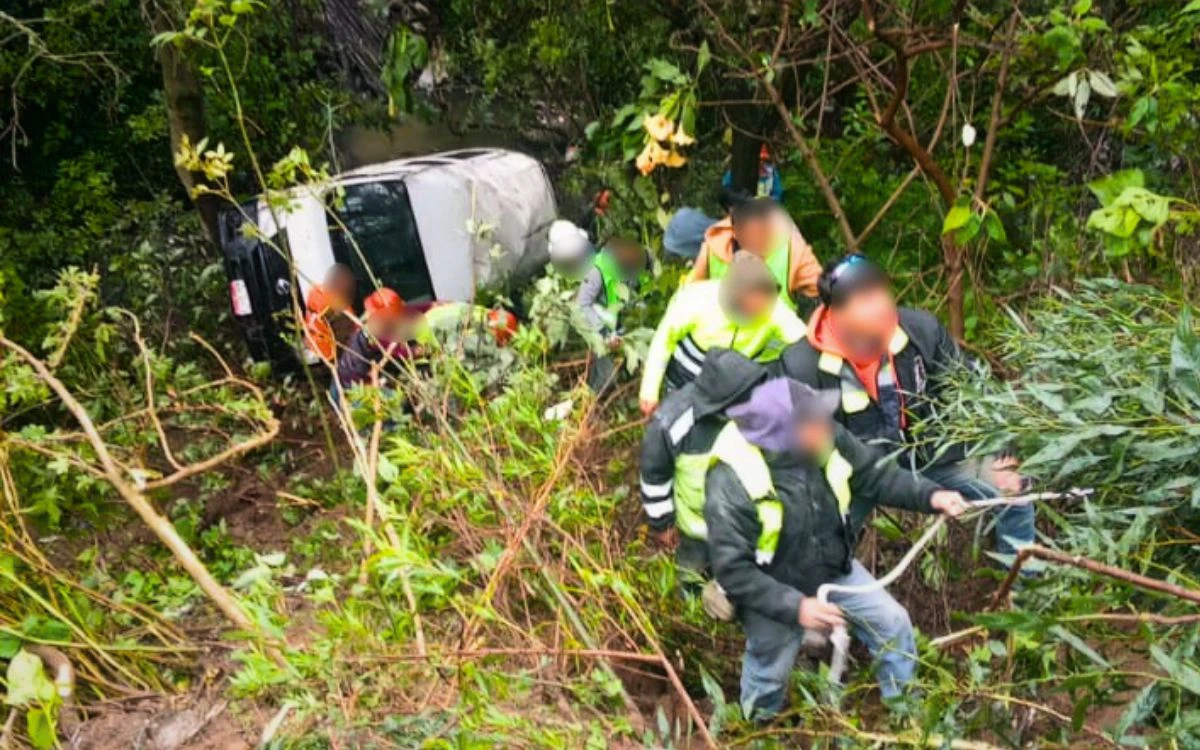 Camioneta con 18 personas cae a un barranco en Álvaro Obregón; chofer perdió control del vehículo