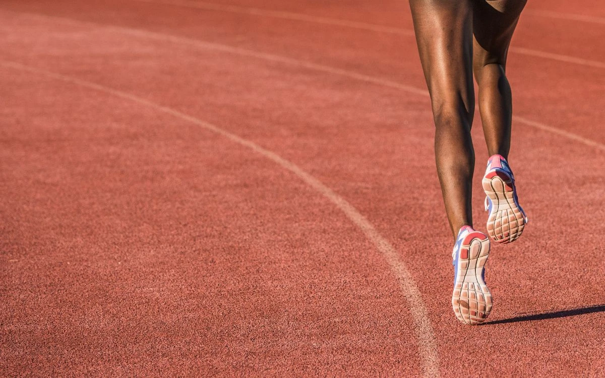 Federación Mundial de Atletismo exigirá pruebas genéticas para competir en la categoría femenina