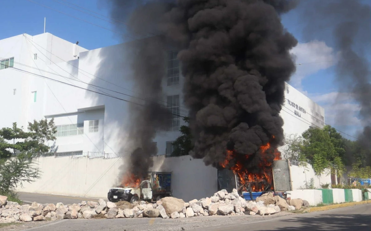 Ayotzinapa | Incendian camionetas afuera del Palacio de Justicia de Iguala | Video