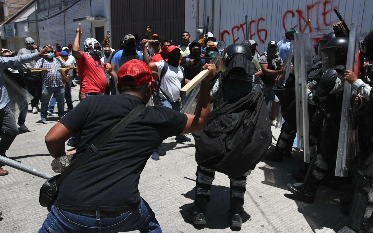 Guardia Nacional y maestros se enfrentan en Chilpancingo, Guerrero
