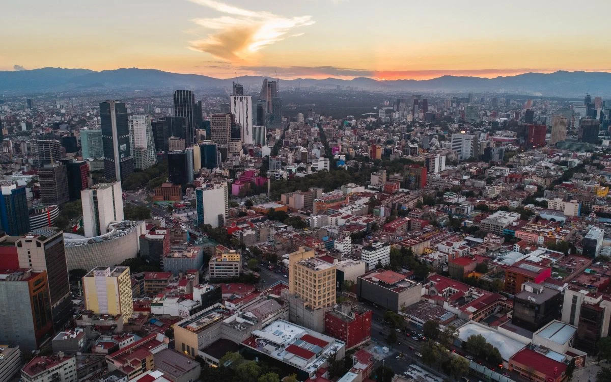 Científicos advierten que la Ciudad de México se hunde entre 10 y 30 centímetros al año