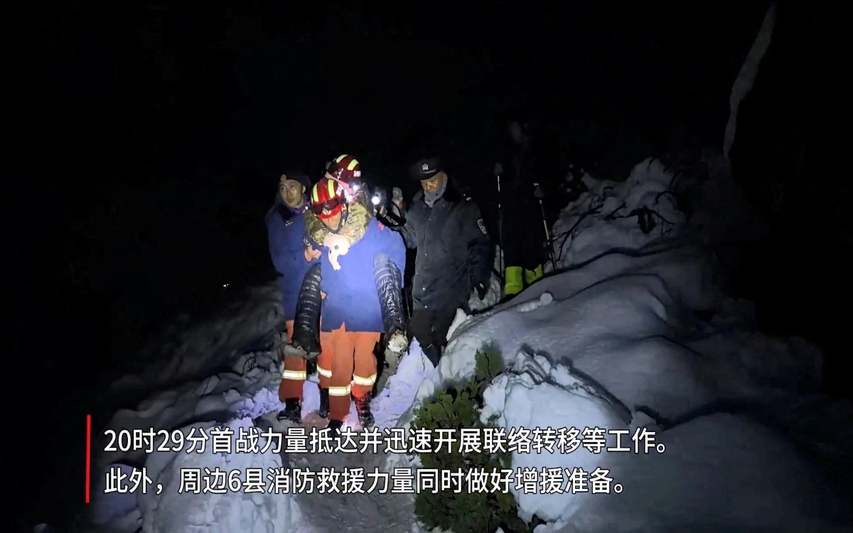 Tormenta deja un muerto y cientos de atrapados en el Everest | Video