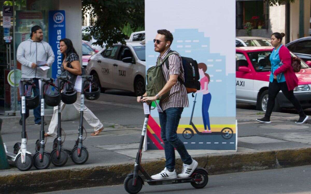 Brugada anuncia reformas para regular motos y scooters eléctricas en la CDMX