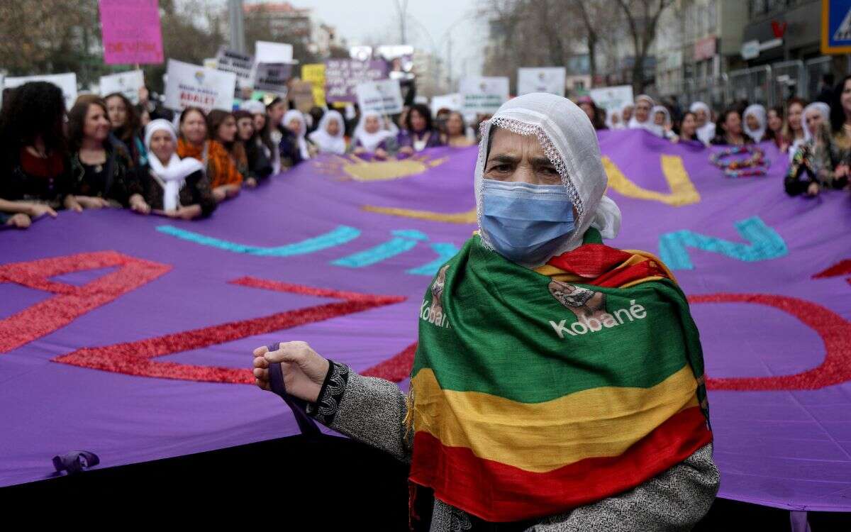 Mensajes en el mundo este 8M: Seguir la lucha, levantar restricciones y brindar protección