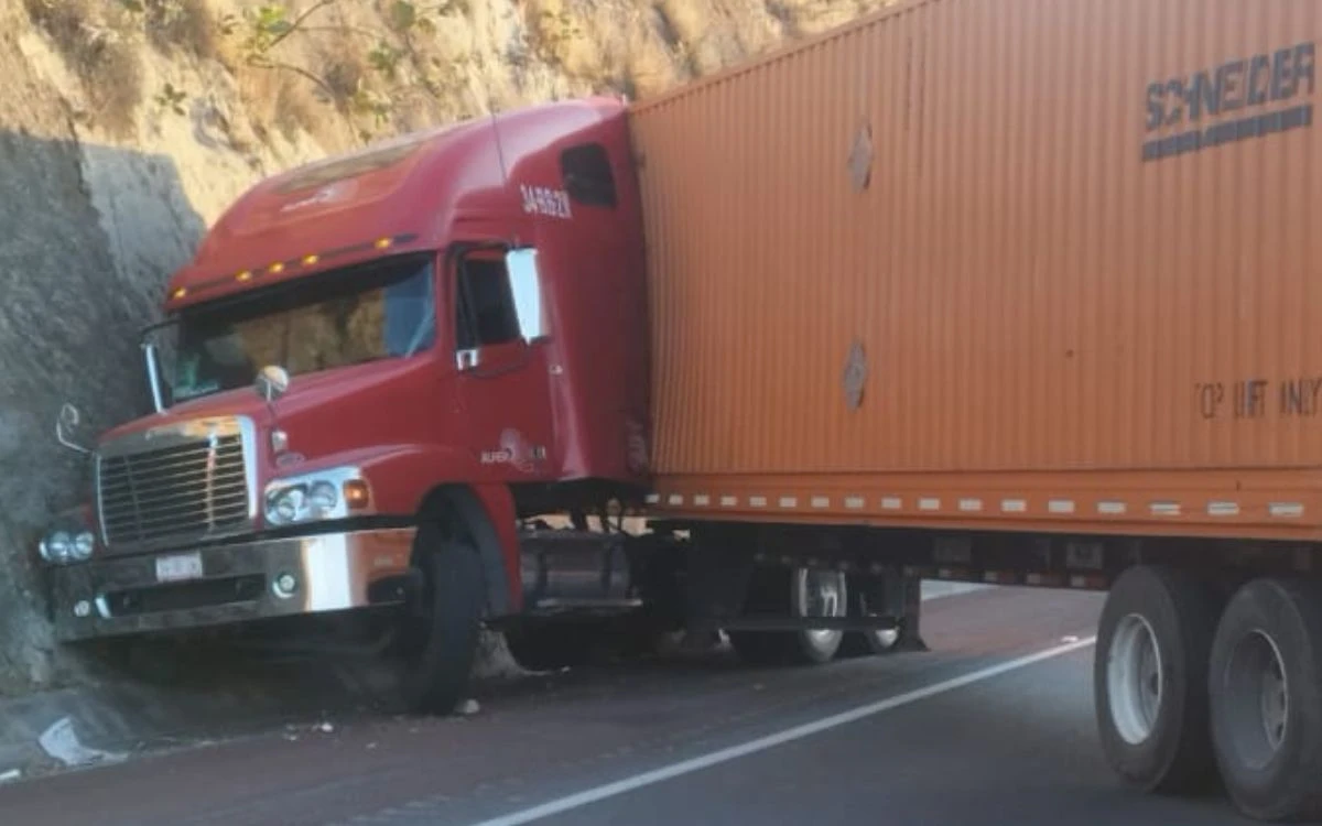 Edomex: Muere chófer de trailer luego de chocar tras presunto asalto