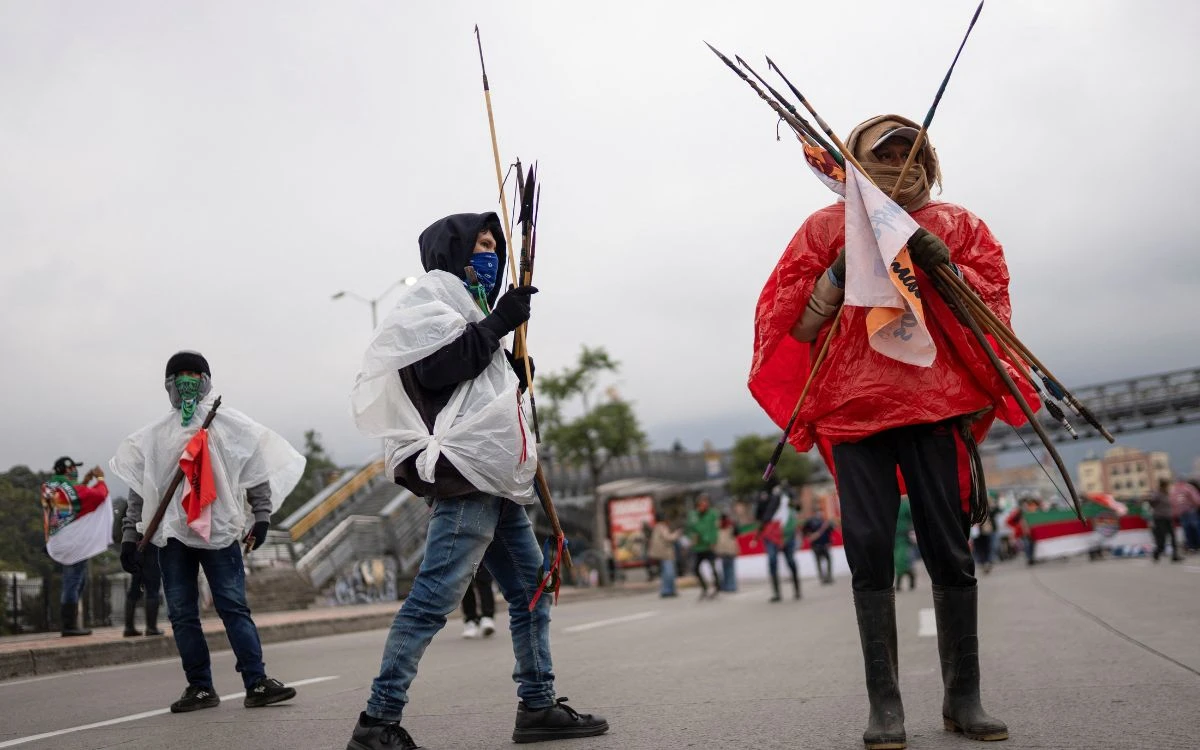 Indígenas hieren con flechas a cuatro policías en protesta ante Embajada de EE.UU. en Bogotá
