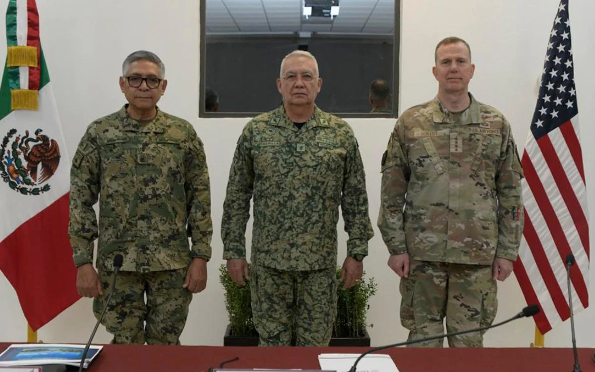 Defensa y Semar reciben en México a general del Comando Norte de EU