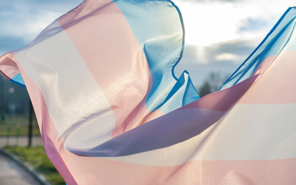 Corte Suprema de EU respalda la prohibición de hormonas a menores trans