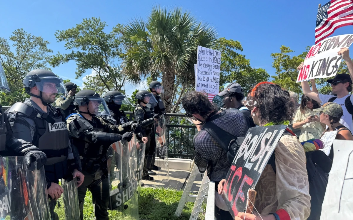 Videos | Miles de vecinos van a casa de Trump en Mar-a-Lago a gritarle: ¡’No Kings’!