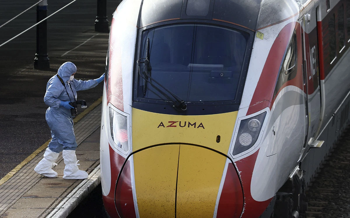 Detenidos por apuñalamientos en un tren son británicos y ‘nada sugiere motivo terrorista’