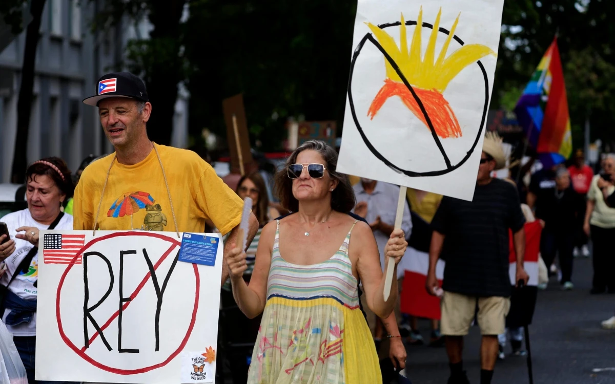 ‘No queremos reyes’: Cientos de manifestantes en Puerto Rico protestan contra políticas ‘autoritarias’ de Trump