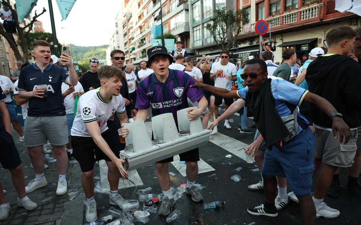 Europa League: Provocan aficionados ingleses desmanes en San Sebastián | Video