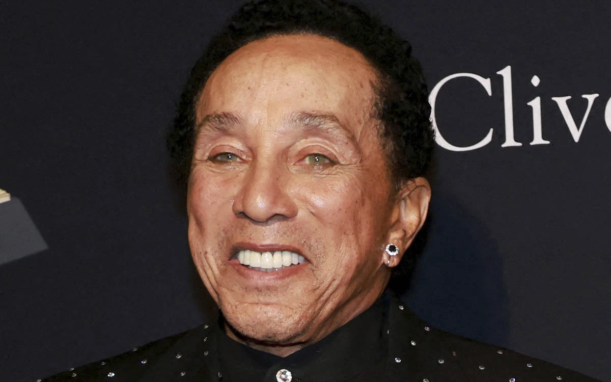Acusan de agresión sexual a Smokey Robinson, leyenda de Motown