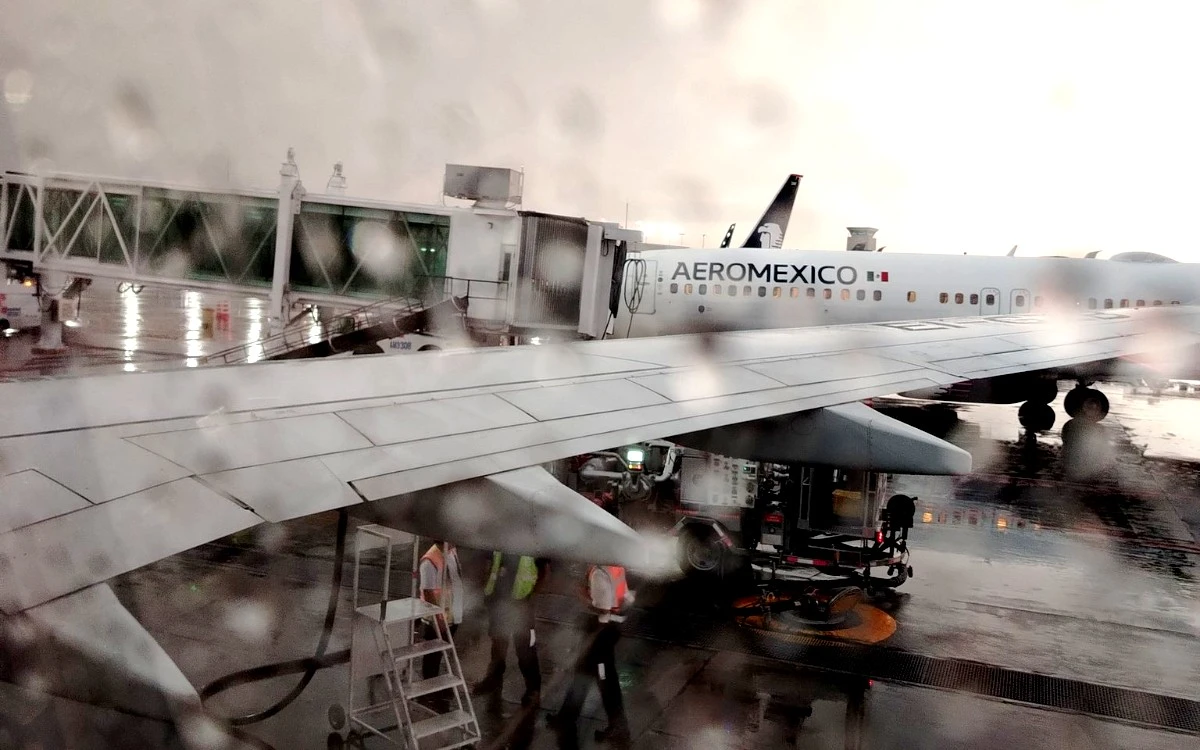 Gobierno explica noche de caos en el AICM: rayos, falla en computadora, cierre de pista…