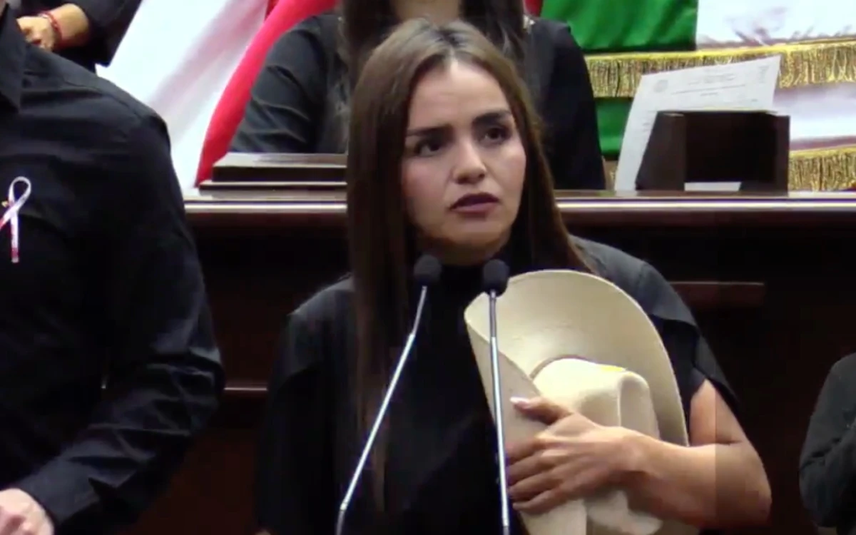 Grecia Quiroz, viuda de Carlos Manzo, rinde protesta como alcaldesa de Uruapan