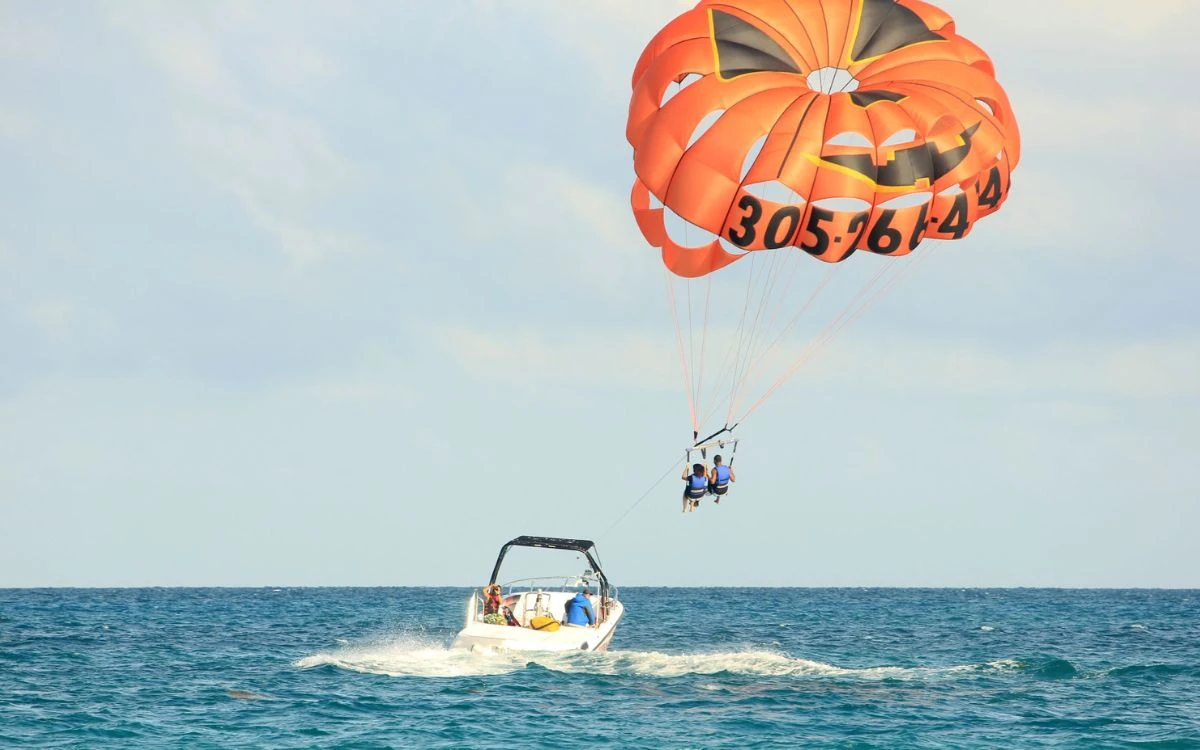 Turista se quita arnés de paracaídas mientras practicaba parapente y cae 50 metros | Video