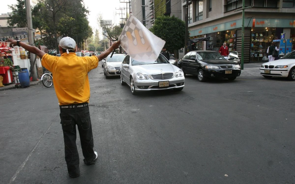 CDMX aprueba sancionar con hasta 36 horas de arresto a ‘franeleros’ abusivos