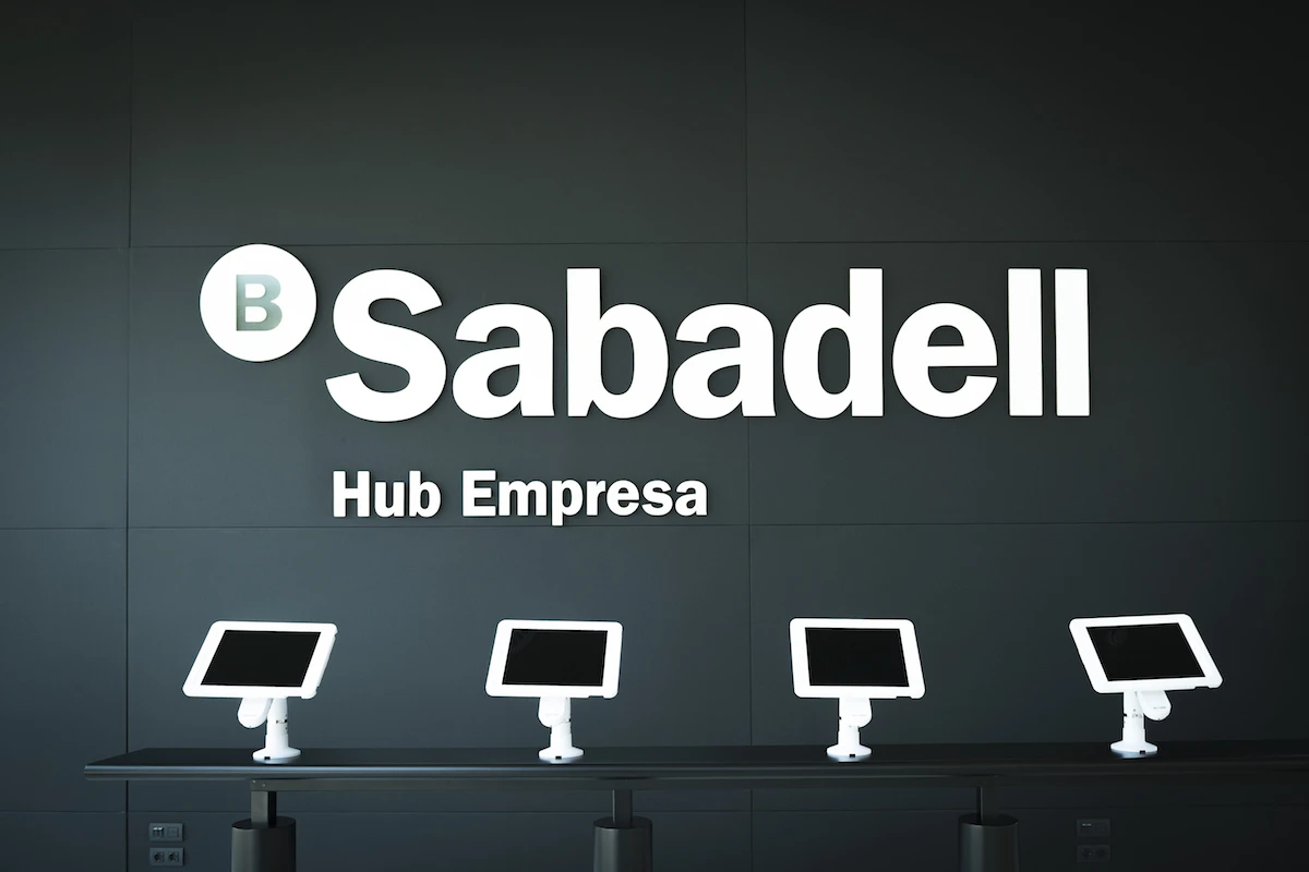 El mexicano David Martínez acudirá a la opa de BBVA y venderá su 3.86 % del Banco Sabadell