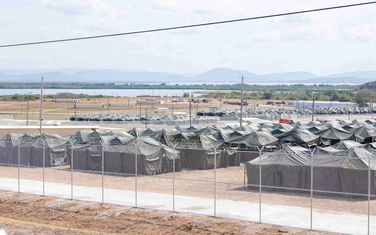 Juez de EU estudia las deportaciones a Guantánamo, desocupada de migrantes esta semana