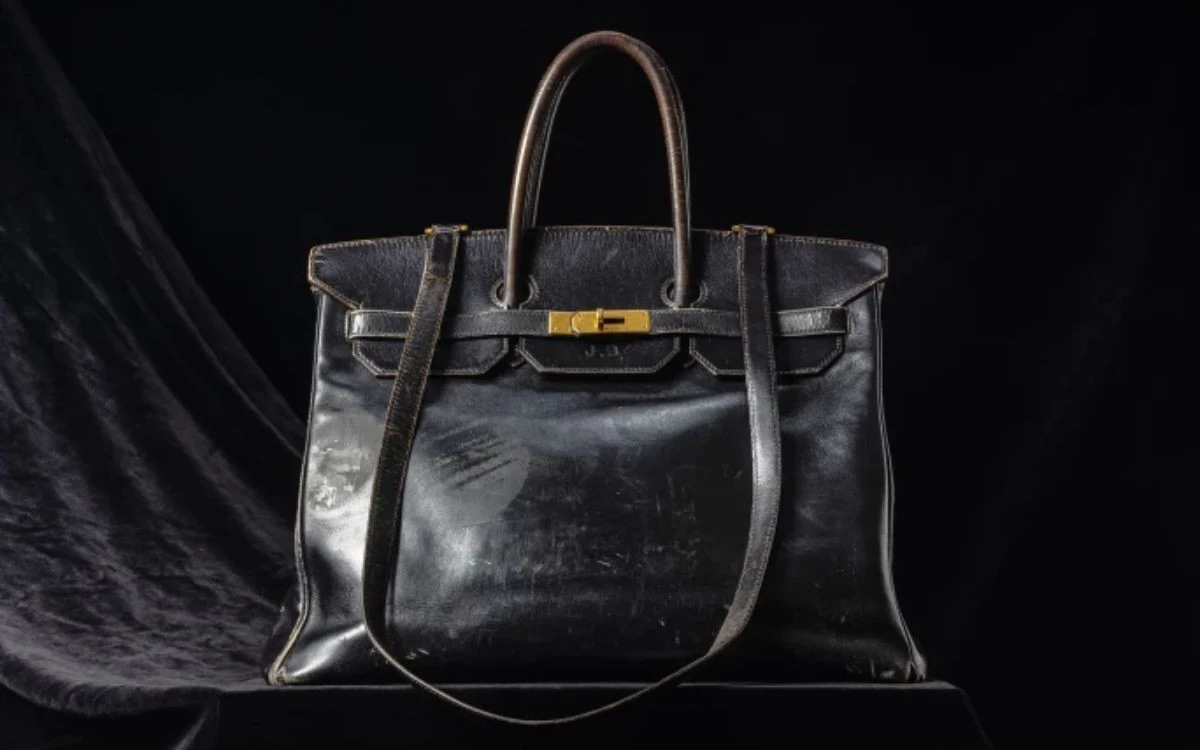 Subastan bolso original de Jane Birkin por un récord de 10 millones de dólares