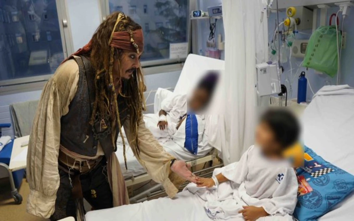 Sorprende Jack Sparrow (Johnny Depp) a niños enfermos de cáncer en Madrid | Video