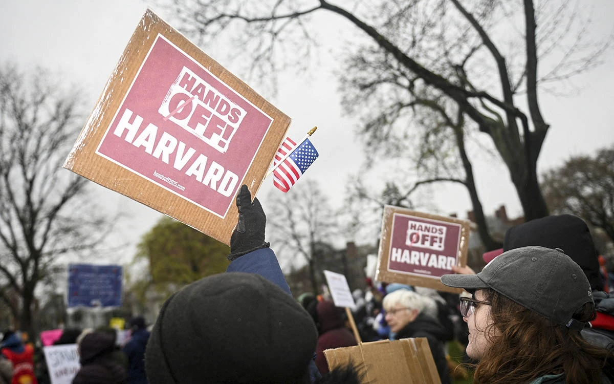 Profesores de Harvard presentan demanda por la revisión de Trump a 9,000 mdd de financiación
